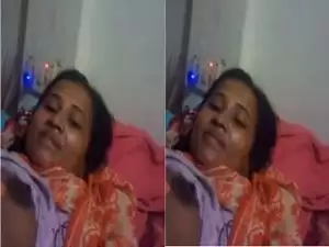 Today Exclusive- Desi Girl Showing Her Boobs