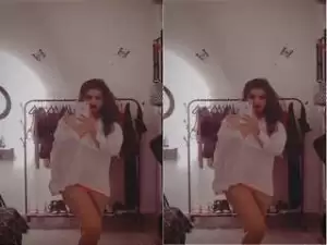Today Exclusive- Sexy Desi Girl Record Selfie