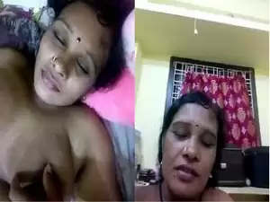 Today Exclusive- Horny Bhabhi Showing Her Boobs