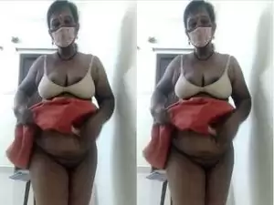 Today Exclusive- Mallu Bhabhi Showing Her Pussy