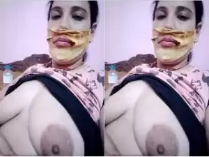 Today Exclusive- Desi Bhabhi Showing Her Boobs