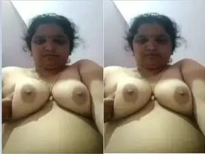 Today Exclusive-Sexy Bhabhi Strip her Saree and Showing Boobs