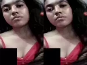 Today Exclusive- Cute Desi Girl Showing Bathing On Video Call