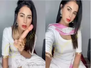 Today Exclusive- Horny Desi Model Sucking Dildo