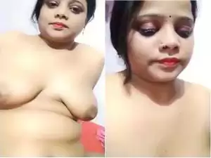 Today Exclusive- Sexy Bhabhi Showing Her Boobs