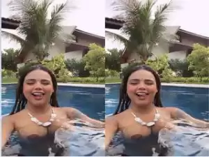 Today Exclusive-Sexy Girl Shows Boobs