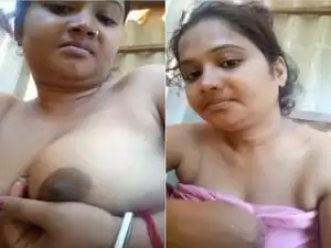 Today Exclusive- Sexy Bhabhi Showing Her Boobs