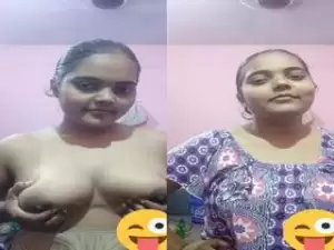 Today Exclusive- Cute Desi Girl Showing Her Boobs