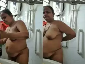 Today Exclusive- Desi BBW Bhabhi Bathing Part 2