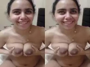 Today Exclusive- Sexy Bhabhi Shows Boobs