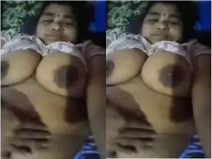 Today Exclusive- Desi Bhabhi Shows Boobs