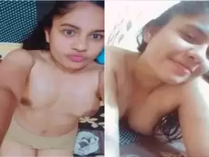 Today Exclusive- Sexy Desi Girl Shows her Boobs