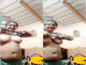 Today Exclusive- Paki Bhabhi Shows Boobs