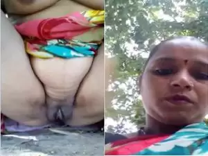 Today Exclusive- Village Bhabhi Shows her Boobs and Pussy