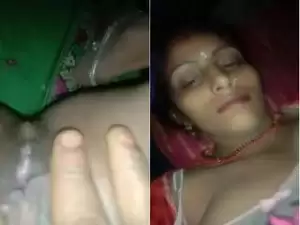 Today Exclusive – Sexy Bhabhi Fingering and Pressing Her Boobs