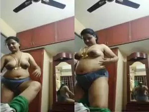 Today Exclusive – Sexy Bhabhi Shows her Boobs and Pussy
