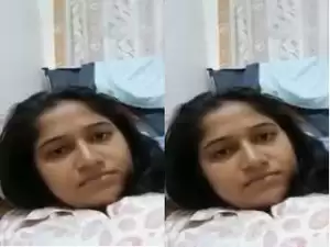 Today Exclusive –  Desi Girl Shows her Pussy