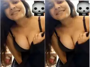 Today Exclusive – Sexy Desi Girl Shows Her Boob