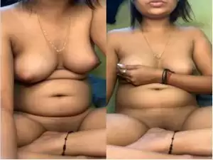 Today Exclusive – Sexy Bhabhi Shows Boobs