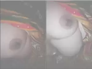 Today Exclusive – Desi Bhabhi Shows her Boobs and Pussy On Video Call part 1