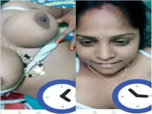 Today Exclusive – Desi Bhabhi Shows Boobs