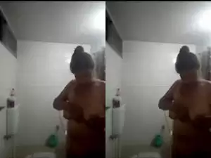 Today Exclusive – Desi Bhabhi Bathing