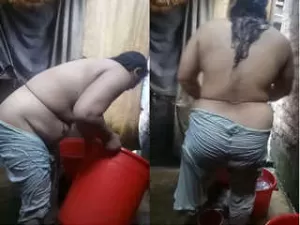 Today Exclusive – Desi Bhabhi Bathing record In Hidden Cam