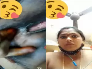Today Exclusive – Desi Bhabhi Shows her Pussy On Video Call