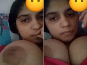 Today Exclusive –Desi Girl Showing Her Big Boobs