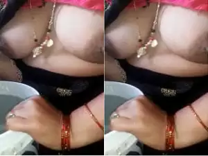 Today Exclusive – Desi Bhabhi Shows her Boobs and Pussy