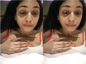 Today Exclusive –  NRI Indian Girl Give FootJob and Sucking Lover Dick Part 2