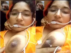 Today Exclusive – Sexy Bhabhi Shows Milky Boobs