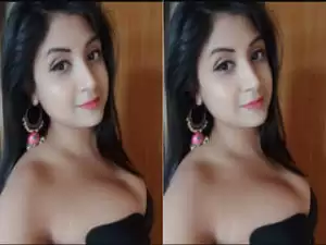 Today Exclusive – Sexy Desi Girl Shows Her Boobs