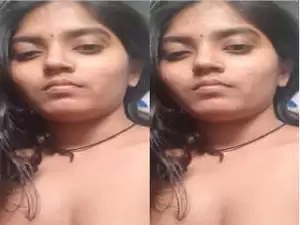 Today Exclusive – Cute Desi Girl Shows her Boobs and Pussy