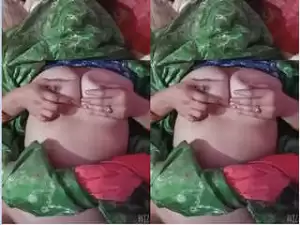 Today Exclusive – Desi Bhabhi Shows her Boobs and Pussy