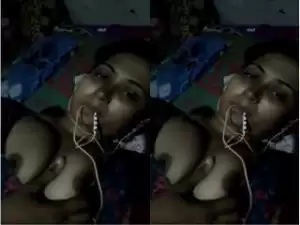 Today Exclusive – Desi Bhabhi Shows Her Boobs