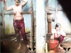 Today Exclusive –  Desi Bhabhi OutDoor Bathing