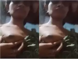 Today Exclusive – Desi Bhabhi Shows her Boobs