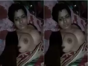 Today Exclusive – Desi Boudi Shows Boobs And Pussy