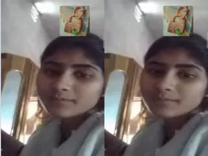 Today Exclusive –  Desi Village Girl Shows her Boobs