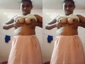 Today Exclusive – Desi Bhabhi Shows Boobs