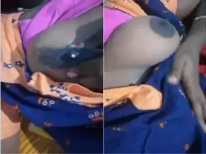 Today Exclusive – Bhabhi Shows her Milky Boobs