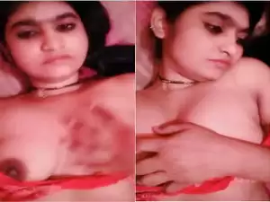 Today Exclusive – Horny Indian girl Shows her Boobs