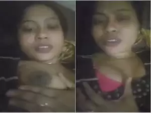 Today Exclusive – Horny Desi Bhabi Shows Boobs and Pussy