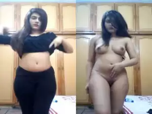 Today Exclusive –Sexy Paki Girl Shows Her Boobs