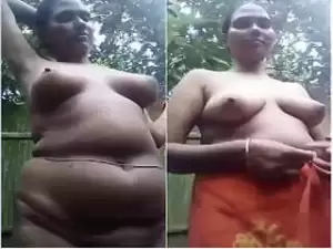 Today Exclusive – Village Bhabhi Shows her Boobs