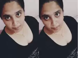 Today Exclusive – Sexy Desi Bhabhi Shows her Boobs