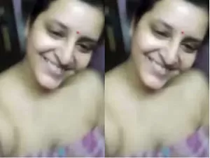 Today Exclusive –Desi Bhabhi Shows Boobs
