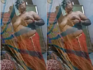 Today Exclusive – Desi Bhabhi Shows her Boobs