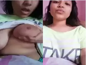 Today Exclusive –Sexy Desi Girl Sucking Her Boobs
